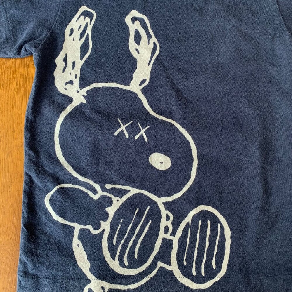 KAWS X UNIQLO Snoopy T-Shirt Boys 5-6 Peanuts Tee Top Dark Blue Boy HTF Rare - Picture 3 of 7
